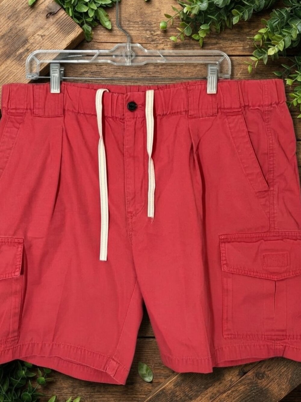 Tommy Bahama Men's Nantucket Red Cargo Shorts Medium Drawstring Elastic Waist